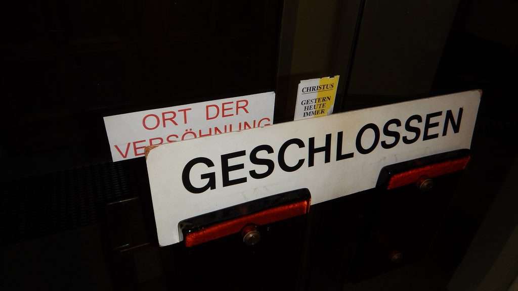 Verschlossenes Gittertor vor der Kapelle der Vergebung in Purkersdorf mit dem Schild „geschlossen"