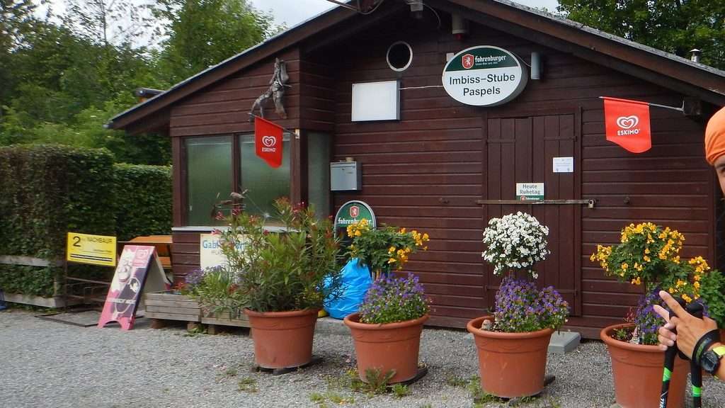 Schild „Heute Ruhetag" an der verschlossenen Tür einer Imbissbude am Jakobsweg